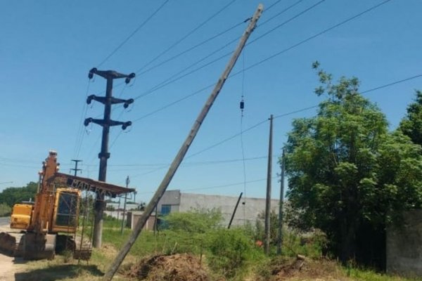 Derribaron una columna y dejaron sin energía a dos localidades