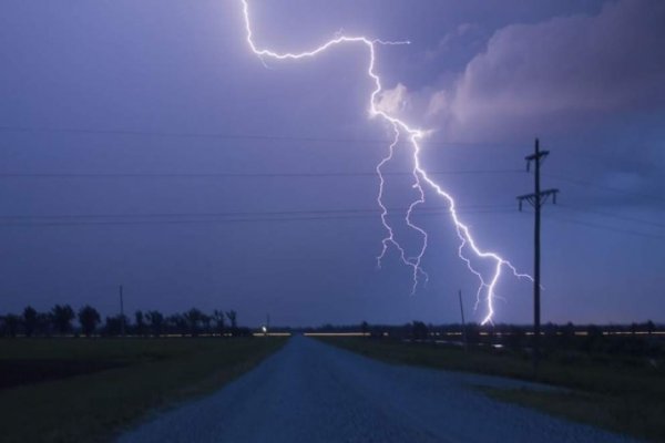 Cayó un rayo cuando cargaba el celular en su habitación y sufrió una fuerte descarga eléctrica