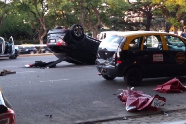 Un auto chocó a taxis estacionados en Palermo: dos muertos y cuatro heridos