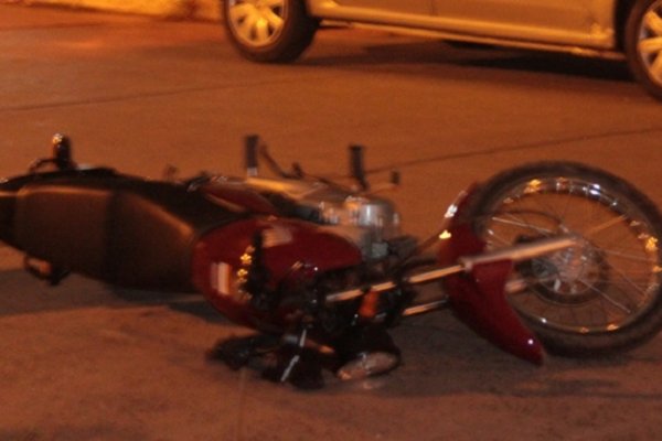 Un chico de 13 años murió al chocar su moto contra una camioneta