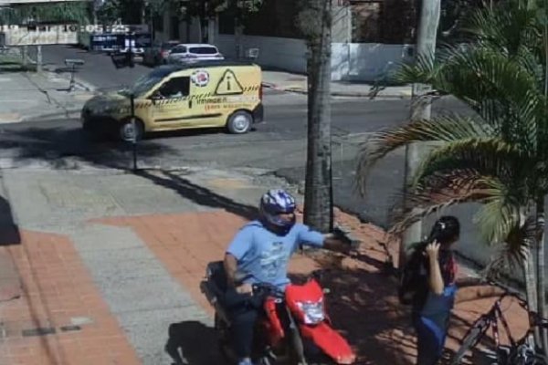Motochorro detenido tras ser filmado en pleno arrebato en el barrio Cambá Cuá