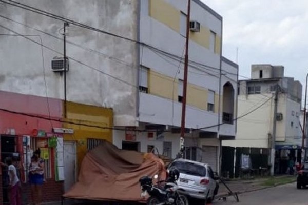 Automovilista ebrio chocó un poste de luz y derribó un techo cerca del Hospital Vidal