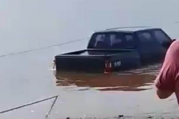 La Cruz: un hombre murió tras caer al río con su camioneta y quedar atrapado