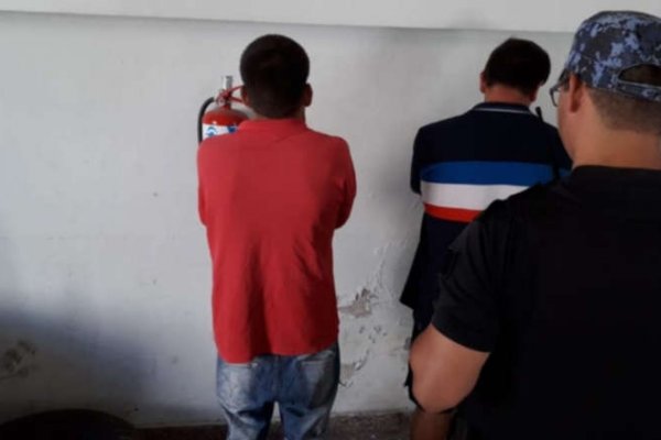 Lo detuvieron por circular en forma sospechosa y descubrieron que lo busca la Policía de Santa Cruz
