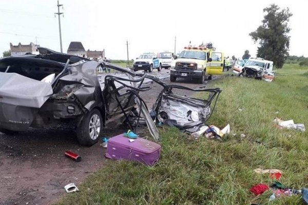 Choque entre un auto y una ambulancia se cobró dos vidas en la ruta 16