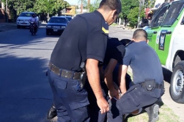 Conductor agredió a dos inspectores de tránsito y un policía tras ser capturado por evadir un control