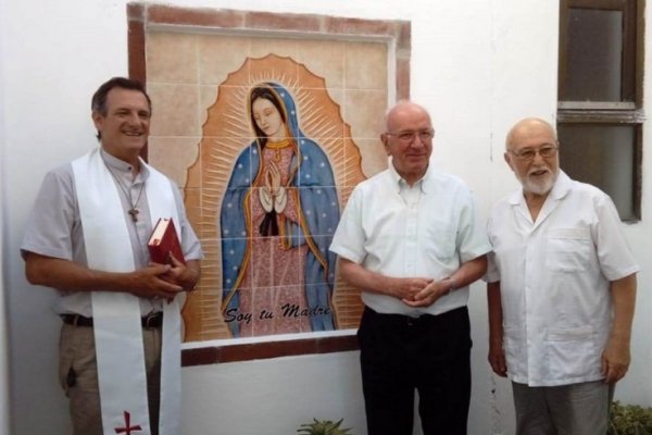 Monseñor Canecin bendijo una mayólica con la imagen de Guadalupe