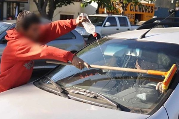 Detuvieron a un limpiavidrios que agredió a un conductor porque no le dio plata