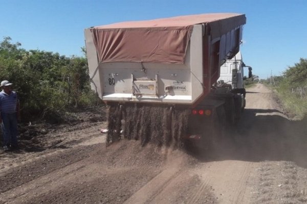 Llegó la piedra y avanza el enripiado en el acceso a Crucecitas
