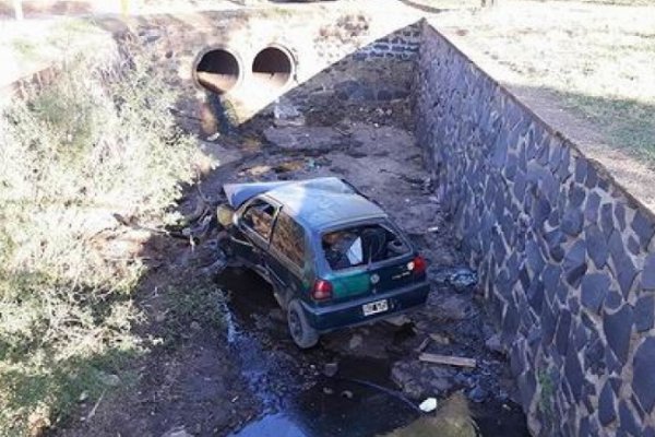 Perdió el control de su auto y cayó a un desagüe