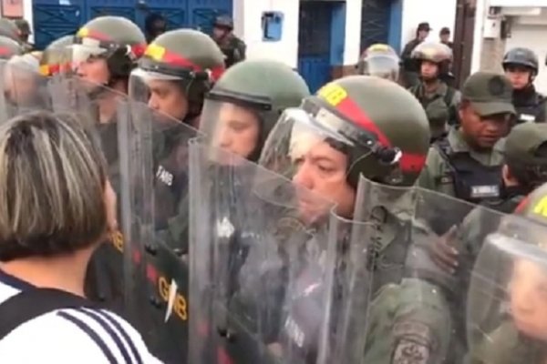Tensión en Ureña: La Guardia Nacional reprime a ciudadanos que intentan cruzar a Colombia