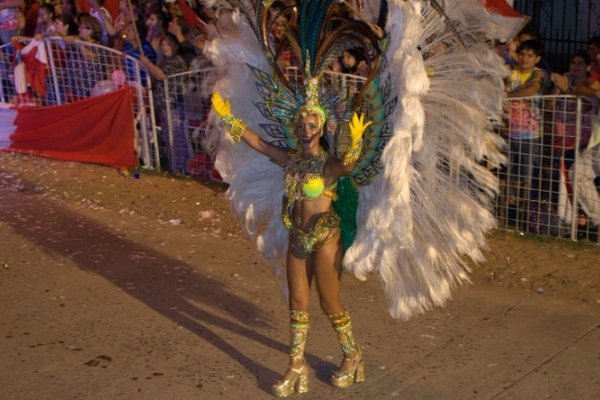Brillo, color y alegría en los carnavales de Paso de la Patria