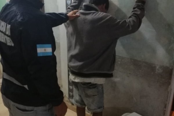 Detuvieron a dos jóvenes cuando intentaban vender objetos robados de la Escuela N° 404