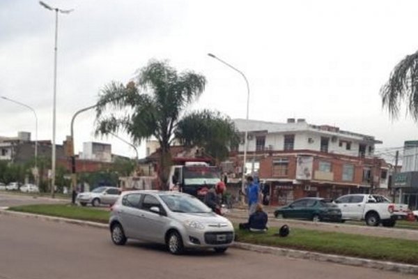 Una mujer con heridas leves tras siniestro vial en Av. 3 de Abril