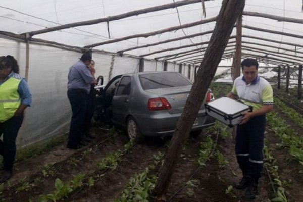 Mujer perdió el control de su auto y terminó dentro de un tendalero de productores bolivianos
