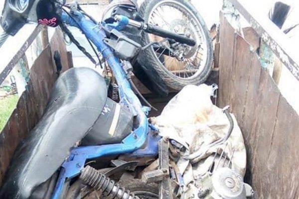 En un carro llevaban una moto desarmada: Dos chicos demorados