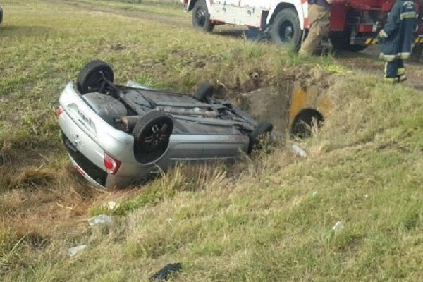 Alvear: un muerto tras despiste y vuelco en ruta 14