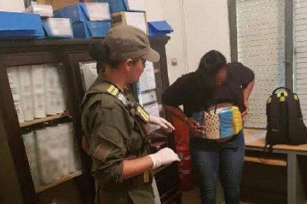 Dos pasajeras viajaban con más de 16 kilos de marihuana adosados a sus cuerpos y en el equipaje