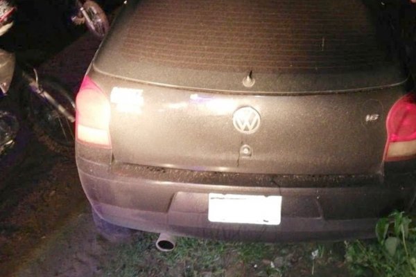 Abandonaron un auto con motopartes que iban a comercializar