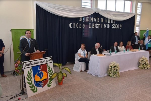 Valdés inauguró un nuevo edificio escolar al abrir el ciclo lectivo en Goya