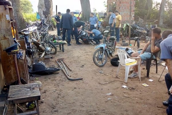 Buscaban una moto robada y hallaron un desarmadero: Secuestraron varias motopartes