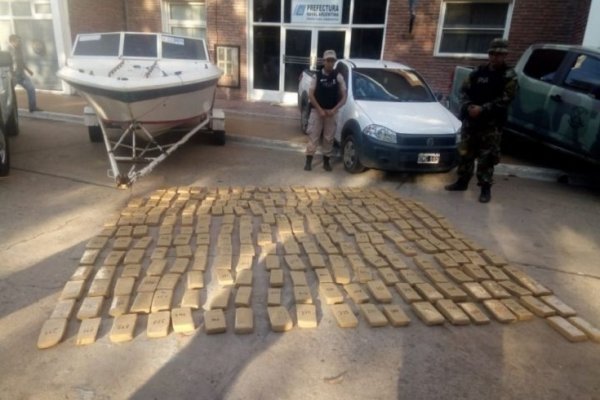 Secuestraron 180 kilos de marihuana ocultos en una lancha tras una persecución en el río Paraná