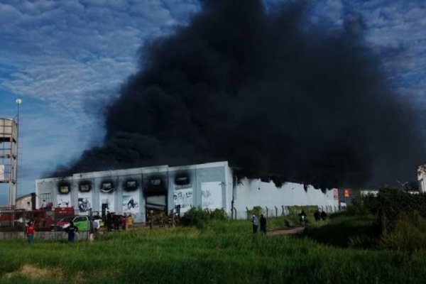 Corrientes: feroz incendio en una ferretería causó pérdidas millonarias