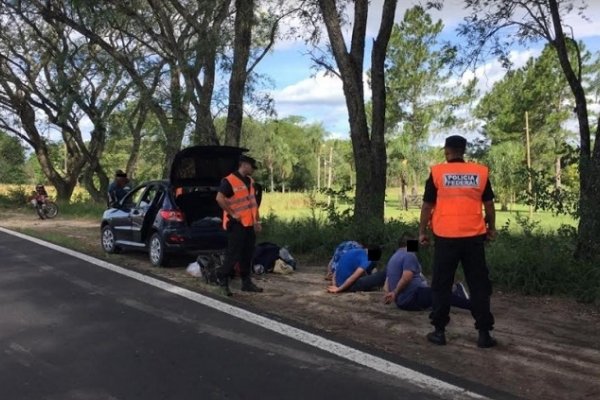 Detienen en Corrientes a tres hombres que transportaban revólveres, cocaína y marihuana