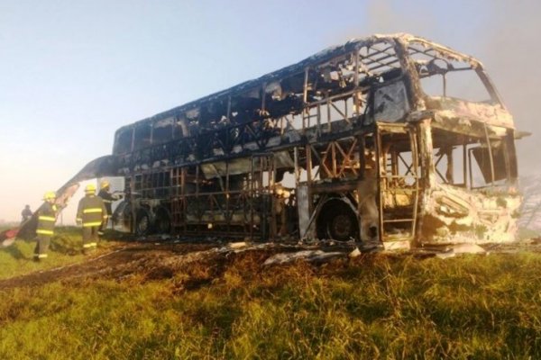 Pánico al incendiarse por completo un colectivo que llevaba pasajeros a Goya