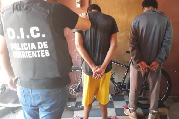 Detienen a dos sujetos y recuperan la bicicleta robada de un menor