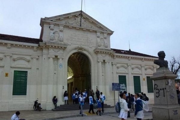 Estudiantes demorados por intentar pintar consignas políticas en un colegio