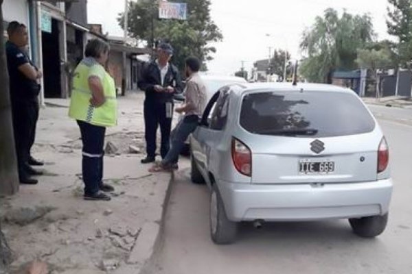 Chocó a dos ciclistas, abandonó su auto y fue a beber a un kiosco