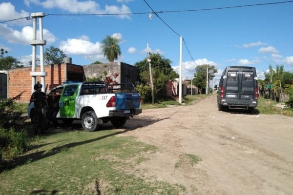 Allanamiento: Detuvieron a dos mujeres y un hombre sospechados de balear a un hombre
