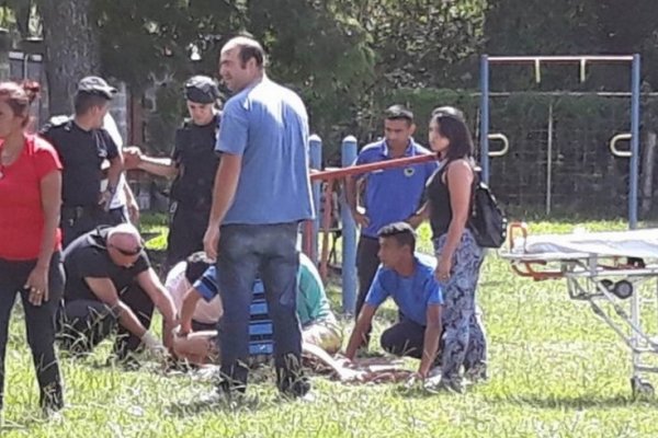 Adolescente grave al golpear su cabeza cuando jugaba en una plaza