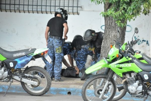 Detienen a un presunto ladrón frente a Diario época