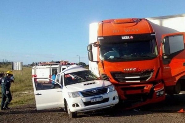 Un muerto tras choque entre un camión y una camioneta