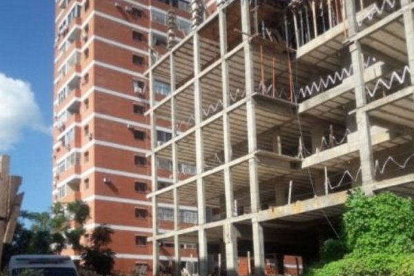 Chaco: Un obrero cayó de un sexto piso y se encuentra en estado reservado