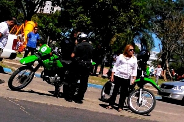 Un hombre habría estado fotografiando a menores afuera de la Escuela Centenario