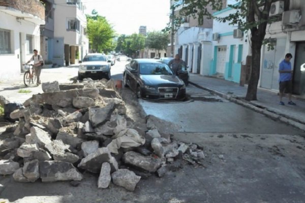 Automovilista hizo caso omiso a los carteles y quedó en el cemento