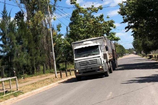 Corrientes: Detuvieron a un hombre cuando intentaba fugarse colgado en un camión