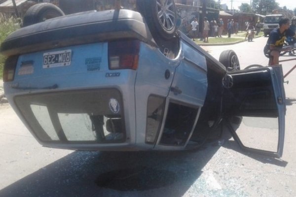 Por esquivar un perro, un automóvil volcó en plena avenida