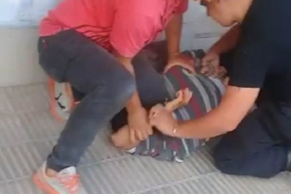 Motochorro reducido a golpes por robar a una mujer con su bebé