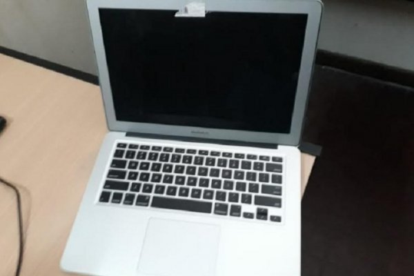 División Metropolitana de la Policía recuperó una computadora que era ofrecida por ladrones en Facebook