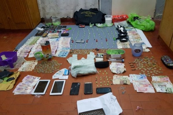Allanaron kioscos de drogas: Policías incautaron cocaína, moto, dinero y equipos electrónicos