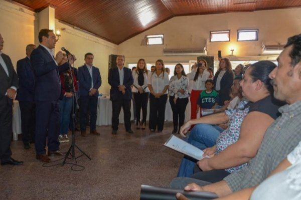 Valdés entregó en Mercedes subsidios a clubes y bienes de capital a emprendedores locales