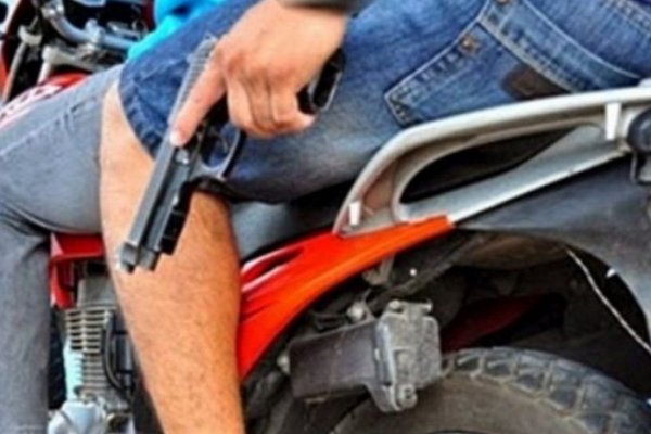 Motochorros asaltaron a un camionero y escaparon con 250 mil pesos