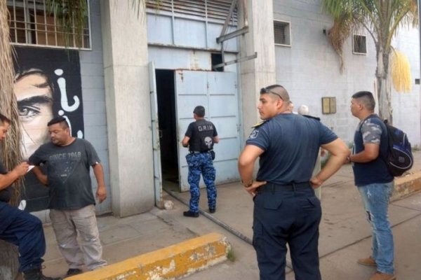 Puesteros de la ex Vía intentaron ingresar al galpón incendiado