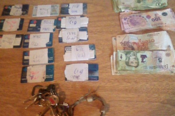 Aprehenden a un hombre con gran cantidad de tarjetas de débito de planes sociales y dinero