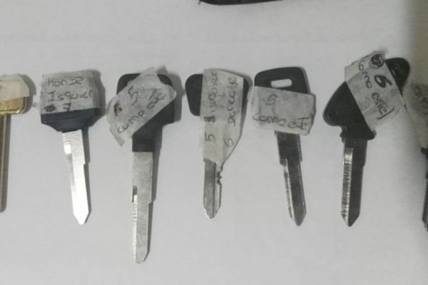 Detuvieron a dos jóvenes con varios juegos de llaves de motos