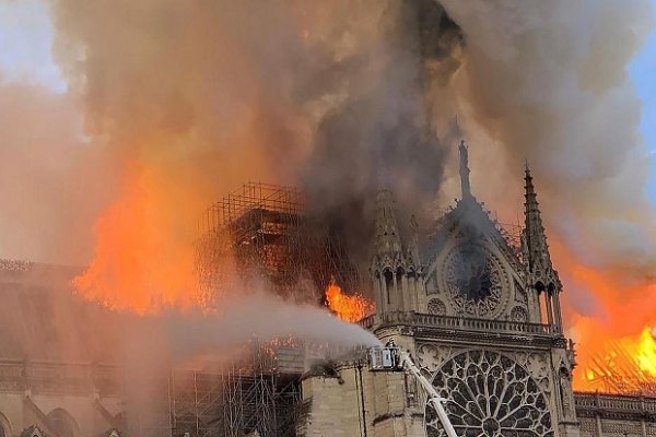 Conmoción en París: feroz incendio en la catedral de Notre Dame